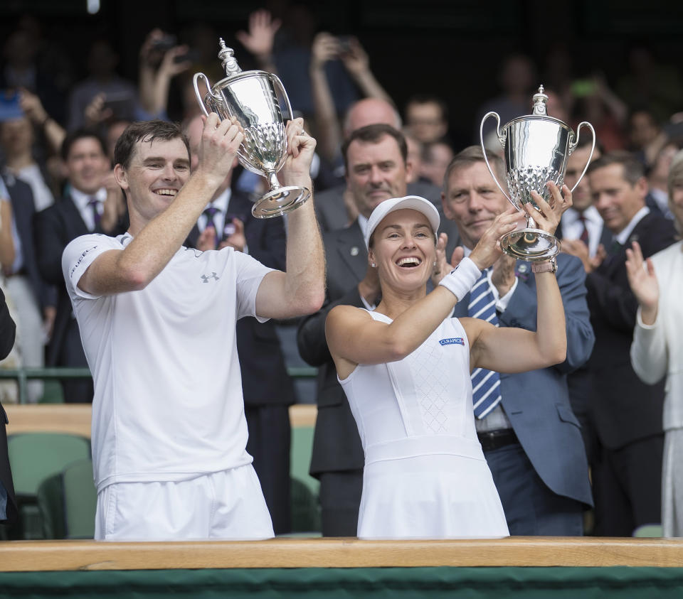 <p>Die Sieger des legendären Tennisturniers dürfen schon seit 1887 die Trophäe nicht behalten, sondern nehmen Imitate mit nach Hause. Die Kaufpreise betragen heute rund 14.400 Euro für den Herrenpokal und 7.150 Euro für die Schale des Damen-Wettbewerbs. Sollten die Trophäen und die Repliken allerdings verkauft werden, dürften ihre Preise in sehr viel höheren Dimensionen rangieren. Als Björn Borg 2006 darüber nachdachte, seine fünf Wimbledon-Pokale zu verkaufen, erwarteten Experten Gebote von rund 227.000 bis 340.500 Euro. </p>