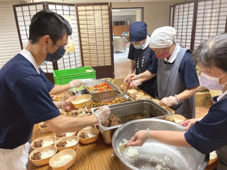 慈濟香積志工團隊及發心支援的蔬食餐車業者提供熱食便當，溫暖臨時收容所的民眾。(慈濟基金會提供)