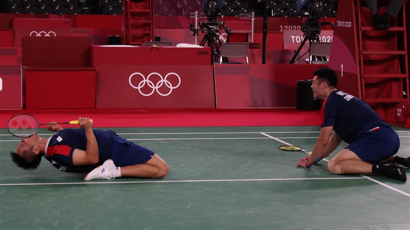 李洋（左）在比賽中多次跪地救球，拚命的模樣讓網友看了相當感動。（圖／體育署提供）