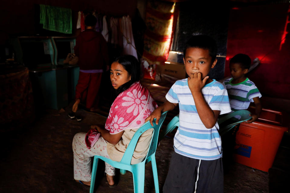 Mohammad Ali Acampong's children pass time in a school-turned-evacuation center in Marawi City, Lanao del Sur province, Philippines. (Photo: Eloisa Lopez/Reuters)