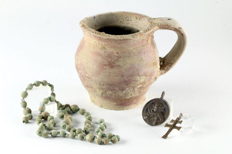 Rosaries, medals and other artifacts were found in the ruins. Photo from INRAP