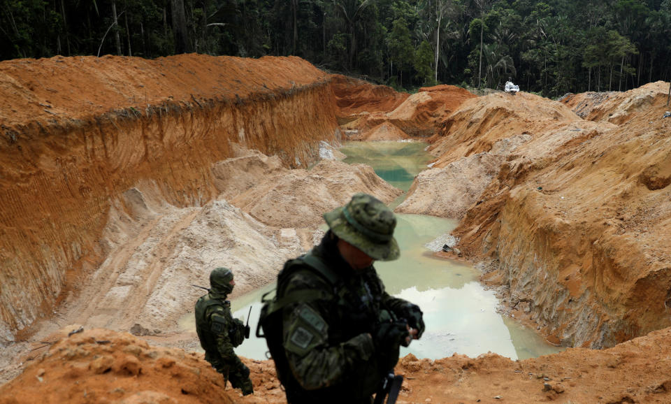 Las minas ilegales amenazan la selva amazónica de Brasil