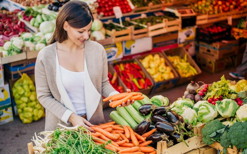 <p>Weniger Fleisch zu konsumieren, ist der erste und wichtigste Schritt, wenn man seinen Lebensstil klimafreundlicher gestalten will. Denn eine ausgewogene Ernährung mit weniger Fleisch und tierischen Produkten erspart dem Weltklima rund 400 Kilogramm CO₂ im Jahr ... (Bild: iStock / nortonrsx)</p> 