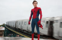 <p>Nachdem bereits Tobey Maguire in Sam Raimis Spider-Man-Trilogie und Andrew Garfield in den zwei The-Amazing-Spider-Man-Filmen als freundliche Spinne aus der Nachbarschaft zu sehen war, schlüpft nun Tom Holland in die Rolle des Spinnenmannes. So aufregend die Actionszenen auch sein mögen, weit mehr Applaus verdienen die stillen und leisen Momente des Films, die den Zuschauer fesseln . ganz ohne viel Lärm. </p>