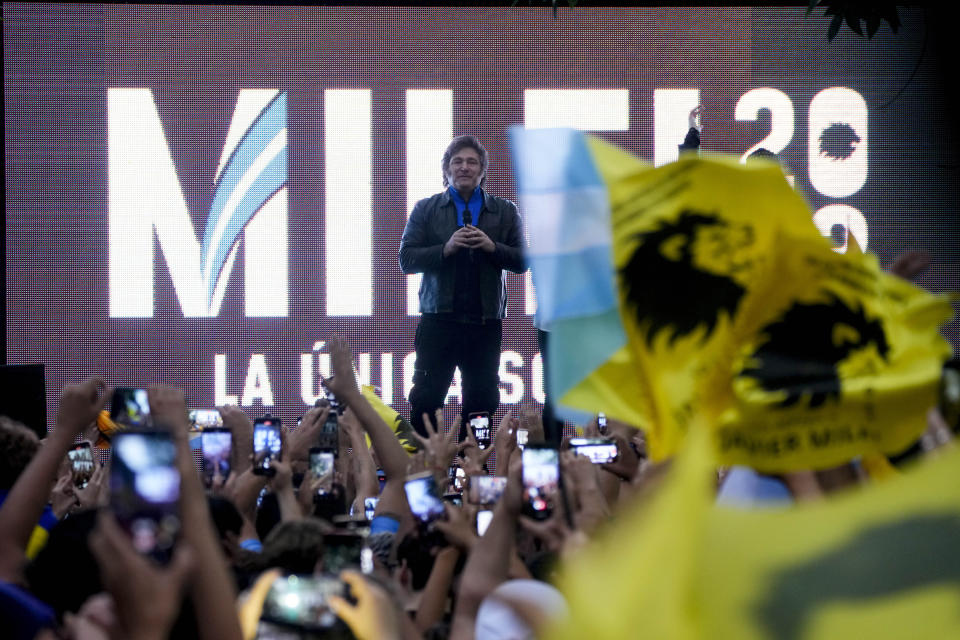 Javier Milei, candidato presidencial de La Libertad Avanza, se dirige a sus partidarios durante un mitin de campaña en Ezeiza, provincia de Buenos Aires, Argentina, el miércoles 15 de noviembre de 2023. (AP Foto/Natacha Pisarenko)