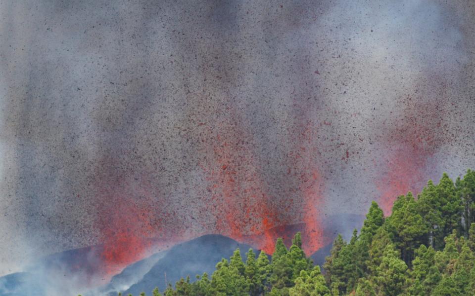 Lava and smoke rise following the eruption of a volcano in the Cumbre Vieja national park - Borja Suarez/REUTERS