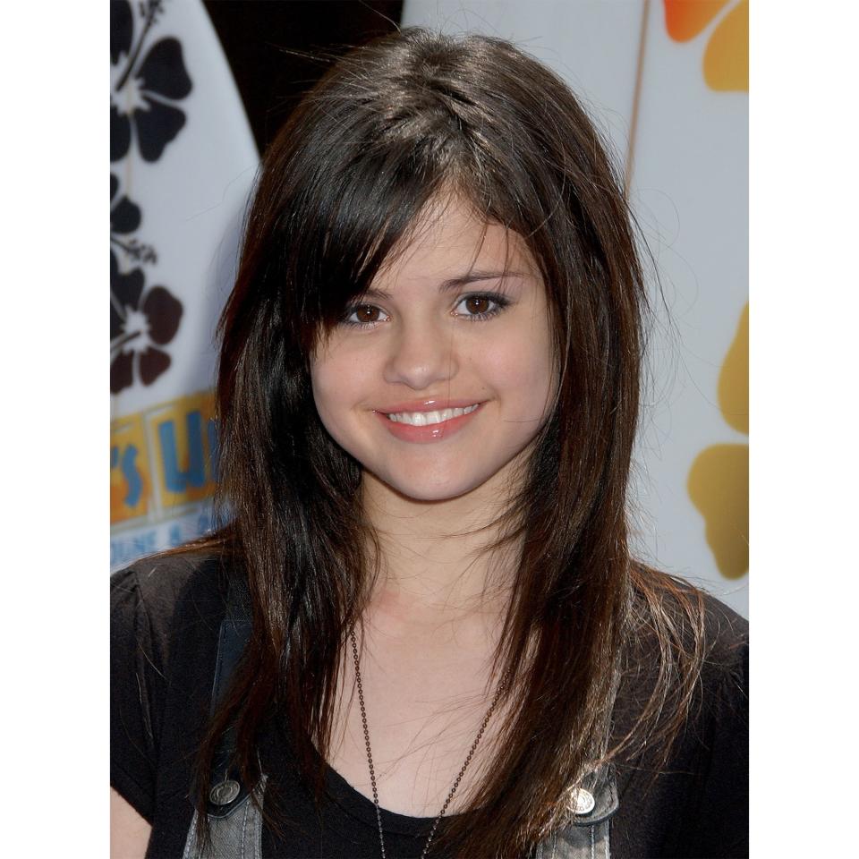 <p>At the Los Angeles premiere of Surf's Up in 2007, the fresh-faced Gomez was only 14 — but still knew a thing or two about a mean side bang.</p>