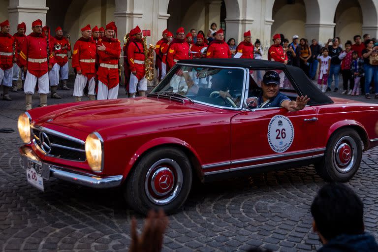 Daniel Pérez, a bordo de su Mercedes Benz del '65, recibido por Los Infernales de Güemes