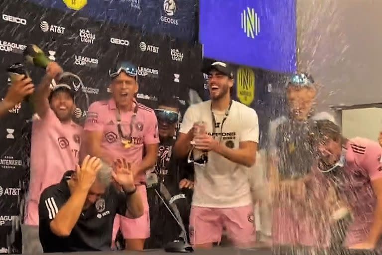 La lluvia de champagne en plena conferencia de prensa para Gerardo Martino, después de la consagración en la Leagues Cup