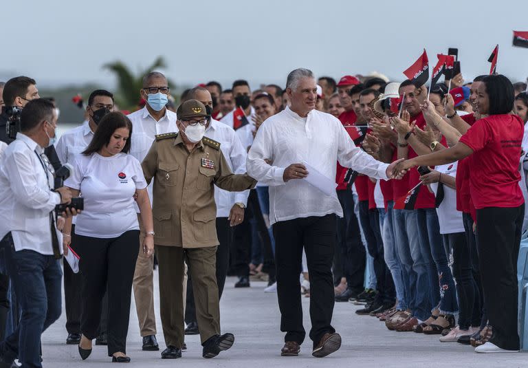El presidente cubano Miguel Díaz-Canel, a la derecha, y el expresidente Raúl Castro