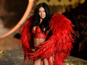 <p>Scesa dal podio con 10,5 milioni di dollari, Adriana Lima, nata a Salvador il 12 giugno 1981, è una supermodella e attrice brasiliana. È famosa per essere dal 2000 un “Angelo” di Victoria’s Secret. (Credits – Getty Images) </p>