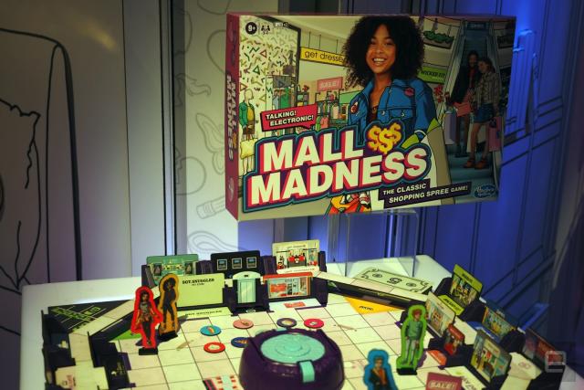 Hasbro Gaming Mall Madness Game, Talking Electronic Shopping Spree