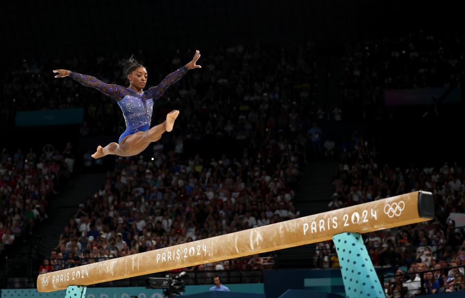 PARIS, PRANCIS - 01 AGUSTUS: Simone Biles dari Tim Amerika Serikat berlaga di balok keseimbangan selama Final Senam Artistik Serba Bisa Wanita pada hari keenam Olimpiade Paris 2024 di Bercy Arena pada 01 Agustus 2024 di Paris, Prancis. (Foto oleh Jamie Squire/Getty Images)