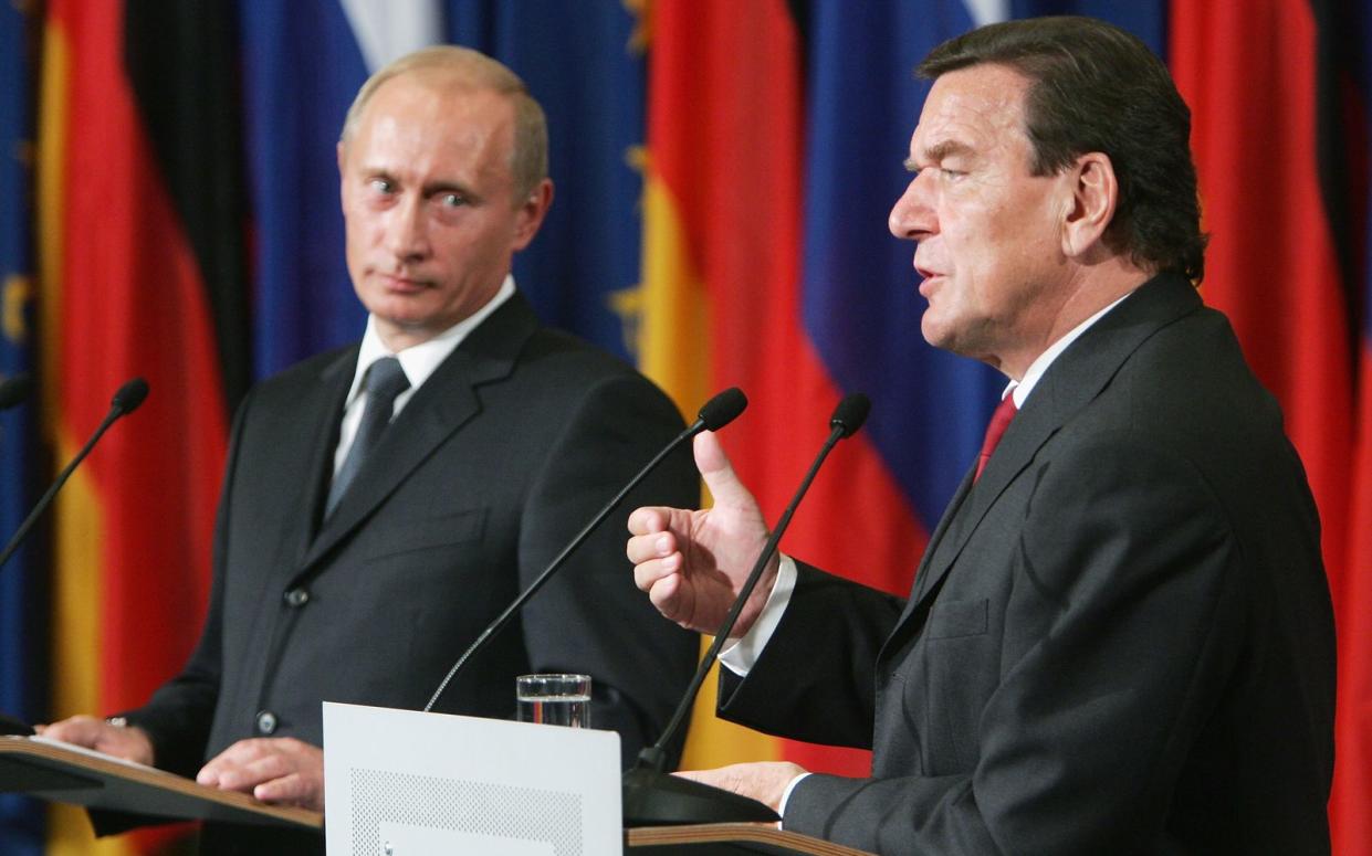2005: Der damalige deutsche Kanzler Gerhard Schröder (rechts) unterzeichnet gemeinsam mit Russlands Präsident Wladimir Putin den Vertrag zu Nordstream 1. Ein Schritt von vielen - wenn auch ein bedeutender - Richtung Abhängigkeit von russischem Gas. (Bild: Sean Gallup / Getty Images)