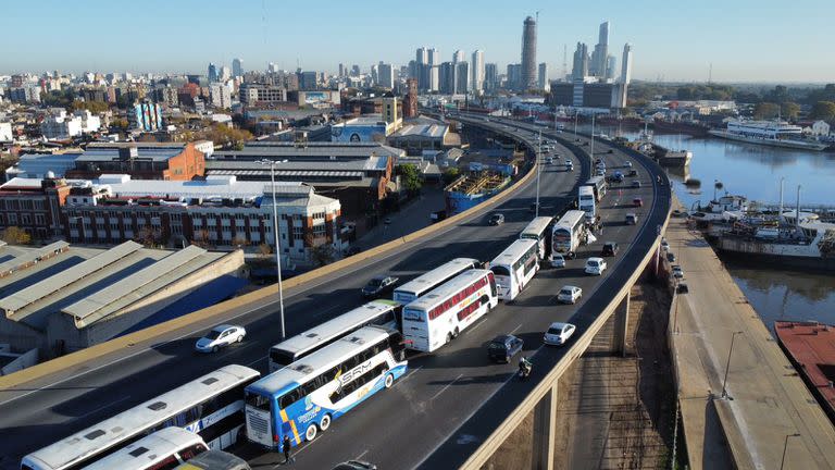 Una protesta de ómnibus mantiene un corte de la autopista Buenos Aires - La Plata, a la altura de Dock Sud
