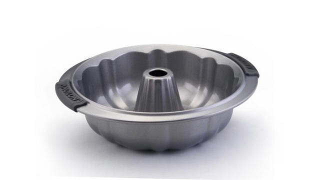 Cuisinart Chef's Classic Bakeware 9.5 Fluted Cake Pan