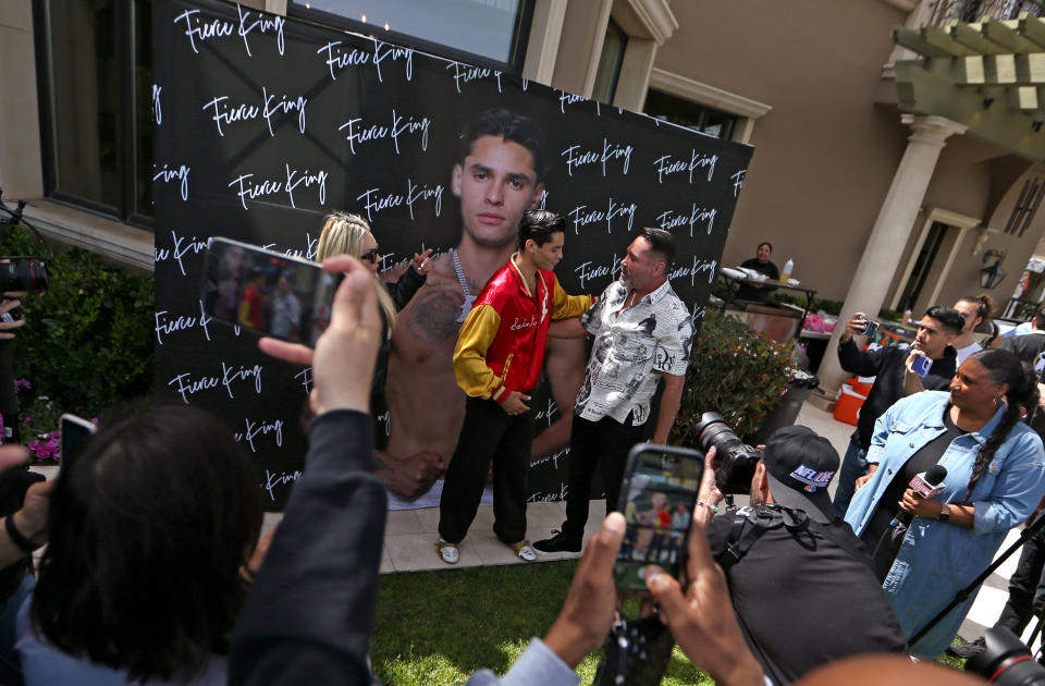 Beverly Hills, CA - 11 de abril: El boxeador Ryan García habla con el promotor y ex campeón de boxeo Oscar De La Hoya durante un evento del día de los medios en una mansión en Beverly Hills el martes 11 de abril de 2023. García está programado para pelear contra Gervonta Davis en Las Vegas el 22 de abril. (Luis Sinco / Los Angeles Times vía Getty Images)