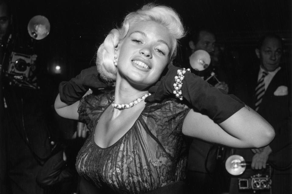 Mehr als nur Dekolleté ließ 1961 Jayne Mansfield hervorblitzen. Ein kalkulierter Skandal, galt sie seinerzeit ohnehin als freizügiges Sex-Symbol. Als ihr aber bei einer Berlinale-Party auch noch das Kleid vor einer Schar anwesender Fotografen platzte, rief die Presse - teils pikiert, teils belustigt - die "Busen-Berlinale" aus. (Bild: Evening Standard/Getty Images)