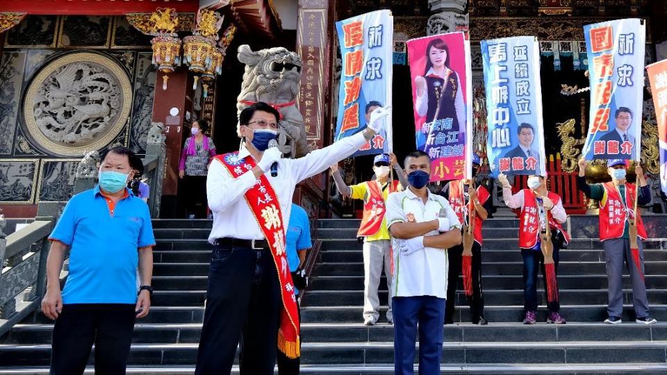 謝龍介至今在廟口演講超過100場。（圖／謝龍介競選團隊提供）