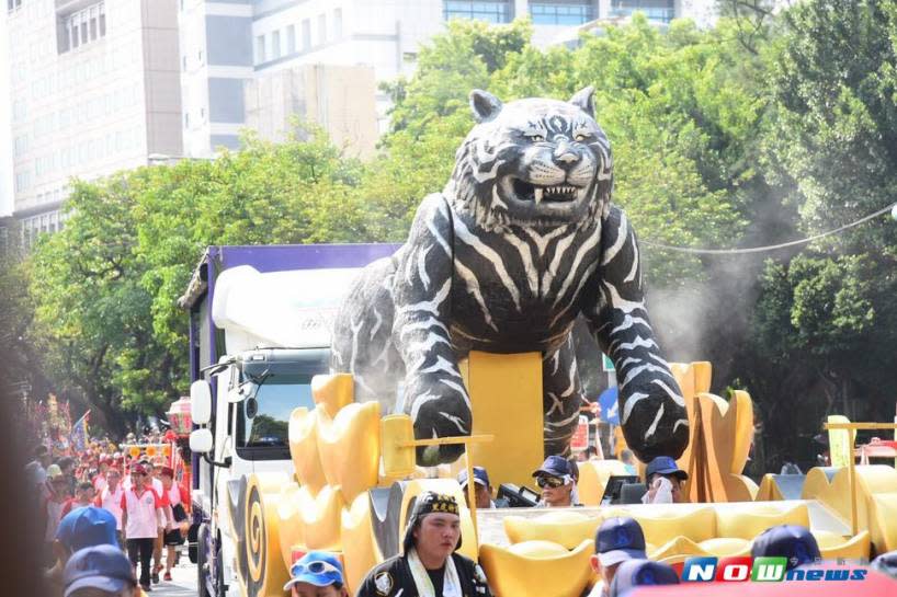 眾神上凱道遊行，由北港武德宮發起串聯，同時把公廟的代表神之一「黑虎將軍」請出來遶境；傳聞武財公降駕揮鸞時，總由黑虎先行，其形貌皆為財神爺所示「黑色、白紋、口不開、白眉、眼金黃色」，也是這次遶境的最大亮點之一。（圖／記者林柏年攝，2017.7.23）