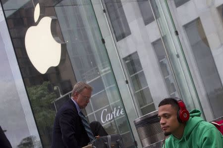 A man waits outside the Apple Store in advance of an Apple special event, in the Manhattan borough of New York September 9, 2014. REUTERS/Carlo Allegri
