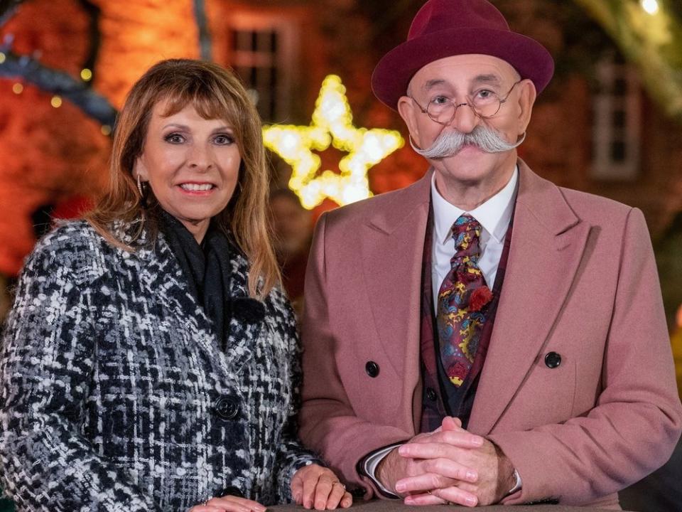 In der diesjährigen Weihnachtsausgabe von "Bares für Rares" ist Ireen Sheer zu Gast bei Horst Lichter auf Schloss Ehreshoven in Engelskirchen. (Bild: ZDF/Sascha Baumann)