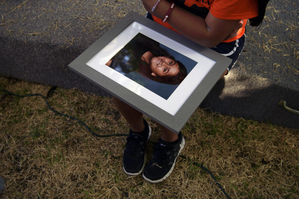 Kimberly Garcia levanta una fotografía de Amerie Jo Garza, su hija asesinada en el tiroteo de la Escuela Primaria Robb, durante una manifestación en Uvalde, Texas, el domingo 10 de julio de 2022. (Callaghan O'Hare/The New York Times)
