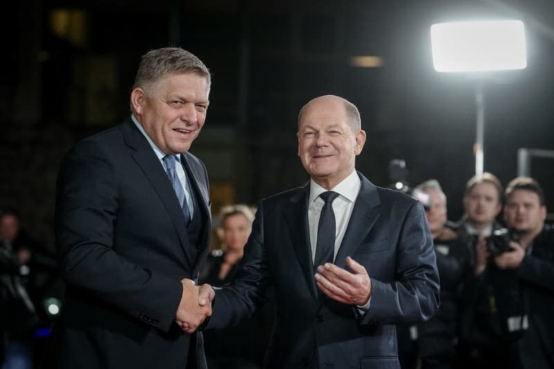 Nemecký prezident Olaf Schaalz (R) víta slovenského premiéra Roberta Fica pred úradom spolkového kancelára pred ich stretnutím.  Kay Nietfeld/TBA