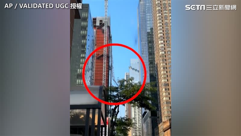 吊臂從約40層樓高的地方墜下，砸到街道上。（圖／AP / VALIDATED UGC 授權）