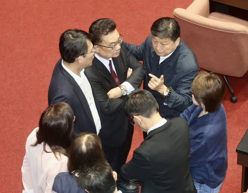 立法院12日召開院會，藍綠就年改修法復議案過招，台灣民眾黨立委雖有到場，圖為國民黨立法院黨團總召傅崐萁（後右）與民眾黨立委交換意見。中央社