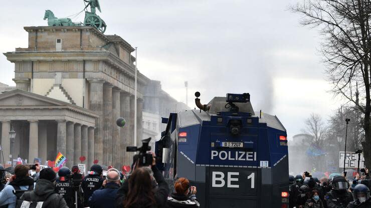 Die Polizei setzt bei einer Demonstration gegen die Corona-Einschränkungen der Bundesregierung am Brandenburger Tor Wasserwerfer ein. Foto: dpa