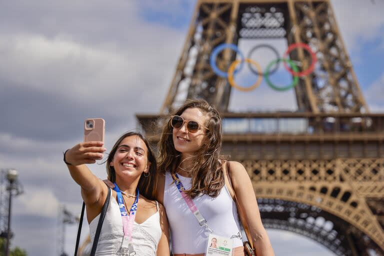 Dos jugadoras de beach voleibol de Paraguay, con libre tránsito y con una selfie inolvidable