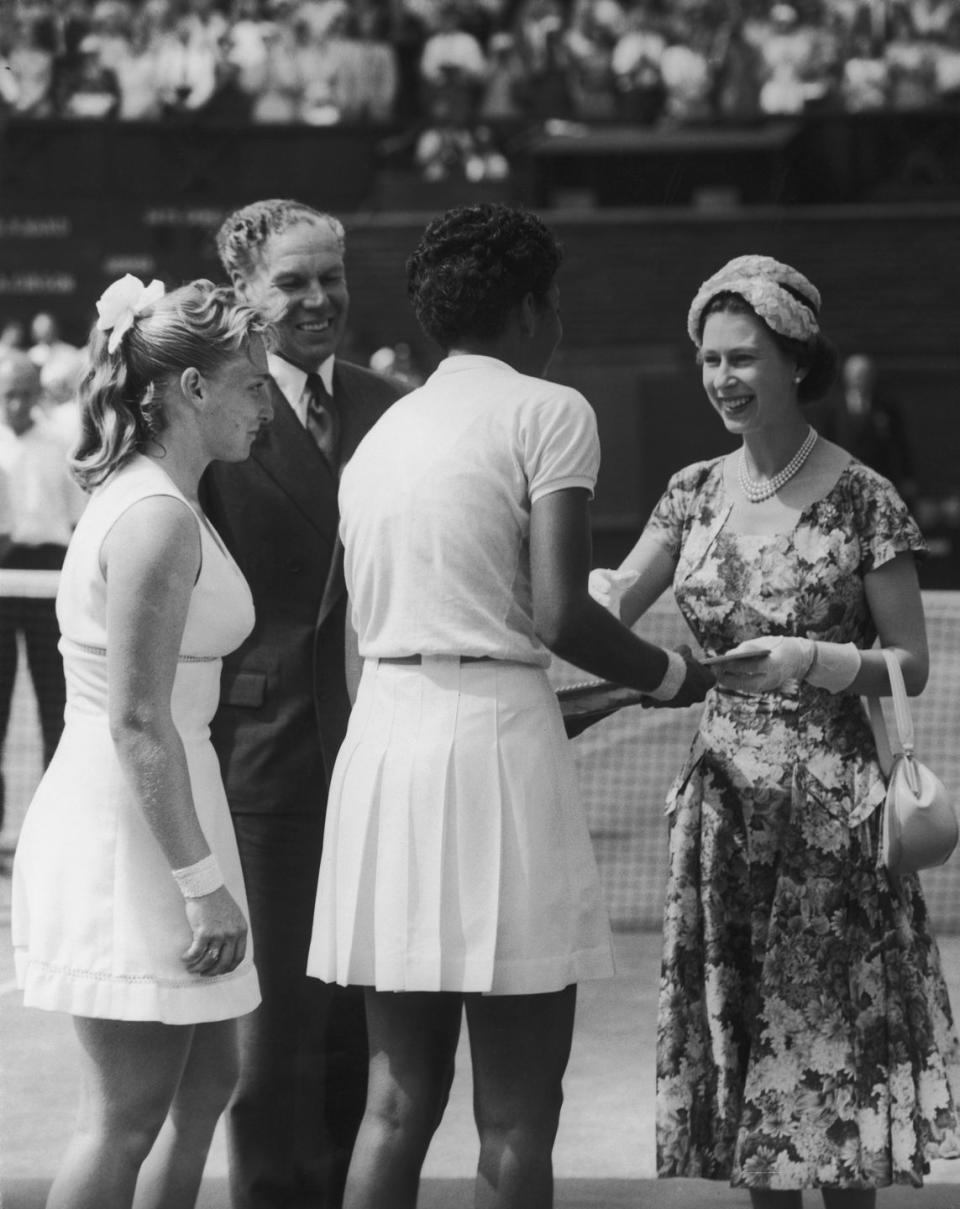 <p>Queen Elizabeth II presents the trophy to American tennis player Althea Gibson.</p>