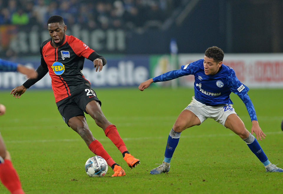 GELSENKIRCHEN, GERMANY - FEBRUARY 04: (BILD ZEITUNG OUT) Jordan Torunarigha of Hertha BSC Berlin and Amine Harit of FC Schalke 04 battle for the ball during the DFB Cup round of sixteen match between FC Schalke 04 and Hertha BSC at Veltins Arena on February 4, 2020 in Gelsenkirchen, Germany. (Photo by Ralf Treese/DeFodi Images via Getty Images)