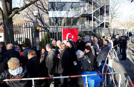 Turkish voters living in Germany wait to cast their ballots on the constitutional referendum at the Turkish consulate in Berlin, Germany, March 27, 2017. REUTERS/Fabrizio Bensch