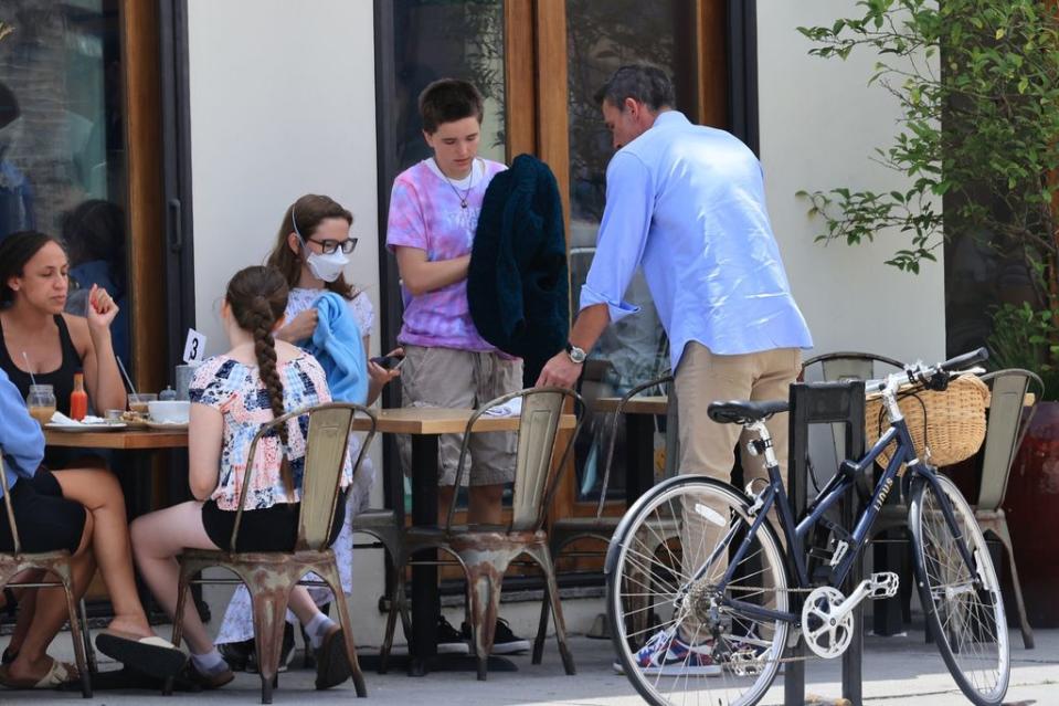 Ben Affleck con sus hijos en un restaurante de Santa Monica en julio de 2023