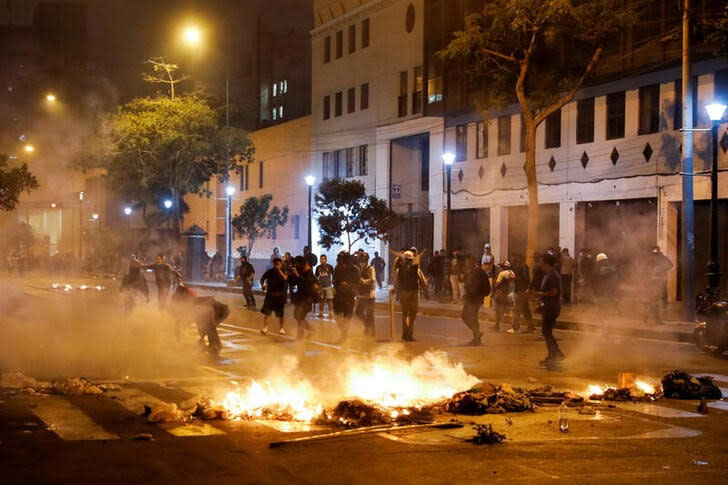 Manifestantes participan en una protesta a pesar de la propuesta del gobierno de adelantar las elecciones tras la destitución del presidente peruano Pedro Castillo, en Lima, Perú,