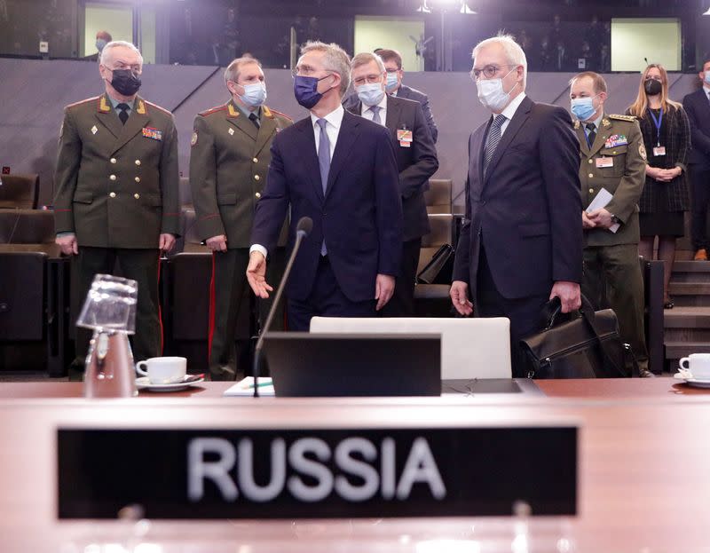 El viceministro de Asuntos Exteriores ruso, Alexander Grushko, y el secretario general de la OTAN, Jens Stoltenberg, son vistos durante el Consejo OTAN-Rusia en la sede de la Alianza en Bruselas, Bélgica