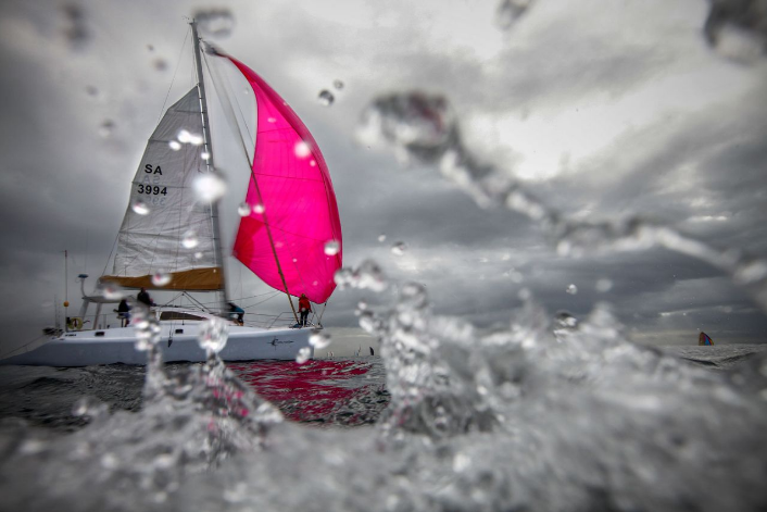 Eine Yacht beim Start des „Mossel Bay Race“, dem ältesten südafrikanischen Ozean-Rennen in Kapstadt, Südafrika. Beim Rennen über 200 nautische Meilen, zwischen Simonstown und Mossel Bay, treten die besten Rennyachten an, um herauszufinden, wer es am schnellsten um die berüchtigte Südspitze des afrikanischen Kontinents schafft. (Bild: Nic Botha/EPA)