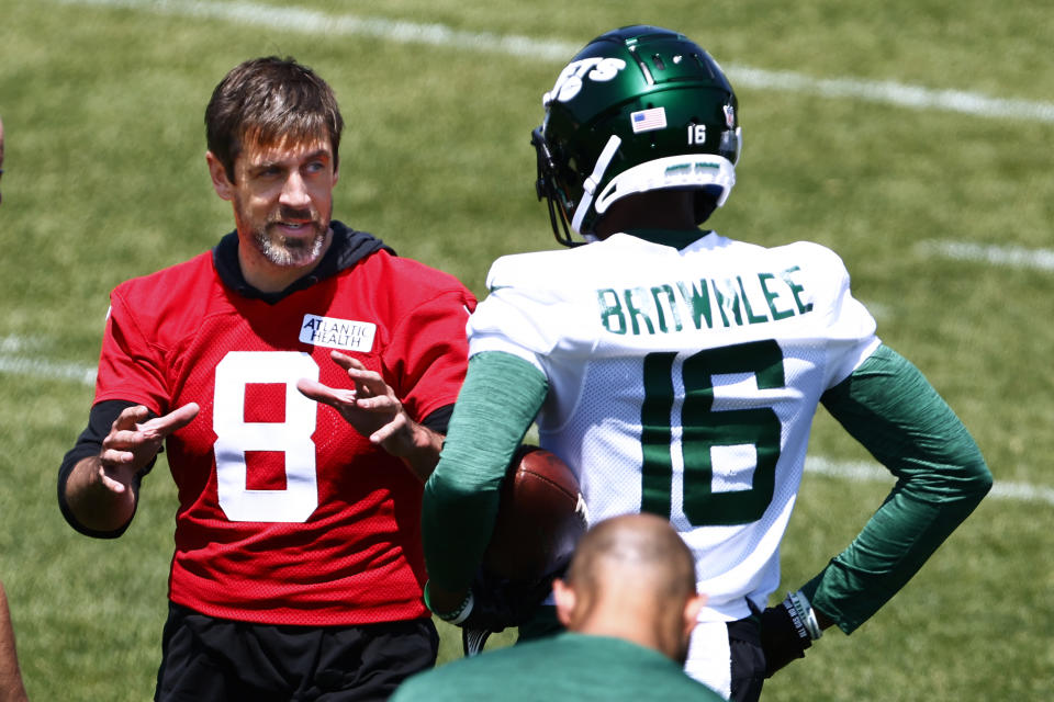 Aaron Rodgers ha preso parte agli OTA Jets mercoledì, poche ore dopo che una storia è stata pubblicata su The Athletic in cui ha affrontato il suo ex direttore generale a Green Bay in modo diverso.  (Foto di Rich Schultz/Getty Images)