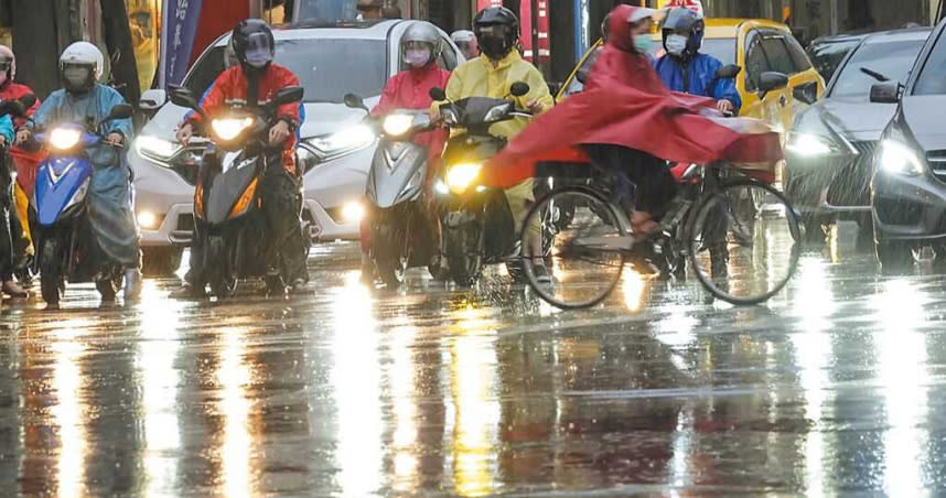 鋒面持續籠罩台灣，上月31日各地整日下著間歇大雨，台北市下班時間車燈在雨中將路面映得光輝燦爛。（圖／中國時報黃子明攝）