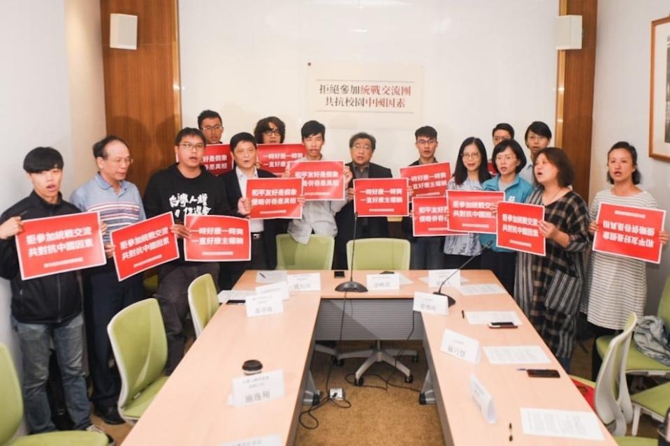 台大、東吳、輔大等校的學生團體今日召開記者會，呼籲台灣學生們拒絕參加有統戰意味的「海峽兩岸青年學生領導力論壇」活動。   圖：翻攝自蘇巧慧臉書