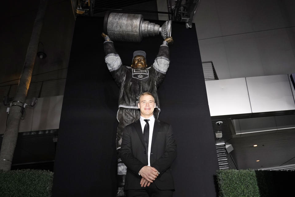 Former Los Angeles Kings right winger Dustin Brown poses during a ceremony to unveil his statue prior to an NHL hockey game between the Los Angeles Kings and the Pittsburgh Penguins Saturday, Feb. 11, 2023, in Los Angeles. (AP Photo/Mark J. Terrill)