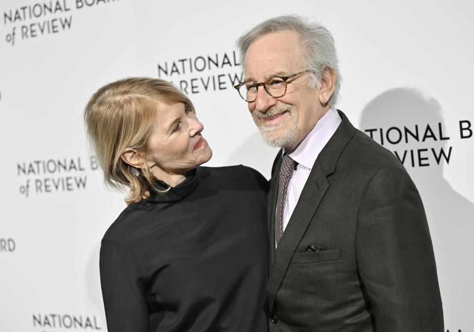 El ganador del premio a mejor dirección Steven Spielberg, derecha, y su esposa Kate Capshaw asisten a los National Board of Review Awards en Cipriani 42nd Street el 8 de enero de 2023, en Nueva York. (Foto Evan Agostini/Invision/AP)