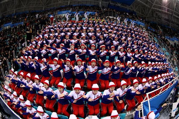 Die Bilder aus der Eissporthalle wirken surreal.