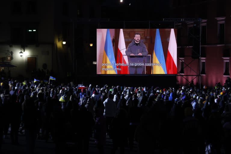El discurso de Volodimir Zelensky en Varsovia, seguido por muchas personas en una pantalla gigante frente al castillo real. (AP/Michal Dyjuk)
