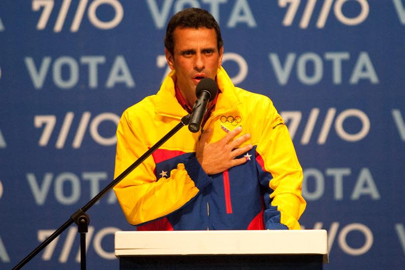 El candidato opositor en las elecciones presidenciales de Venezuela, Henrique Capriles Radonski, habla hoy, domingo 7 de octubre de 2012, mientras reconoce su derrota, en Caracas (Venezuela). Capriles felicitó al presidente Hugo Chávez por su victoria en las urnas y agradeció a quienes votaron por él, más de seis millones de venezolanos. EFE/MIGUEL GUTIÉRREZ