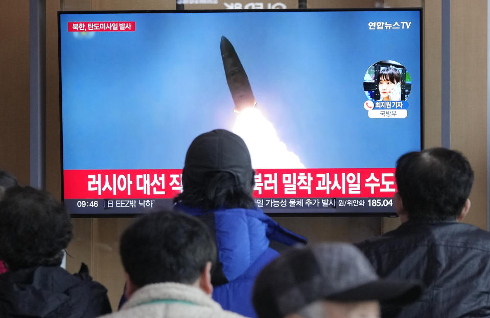 Una pantalla de televisión muestra una imagen de archivo de un lanzamiento de un misil norcoreano durante un noticiero en la Estación Ferroviaria, el lunes 18 de marzo de 2024, en Seúl, Corea del Sur. (AP Foto/Ahn Young-joon)