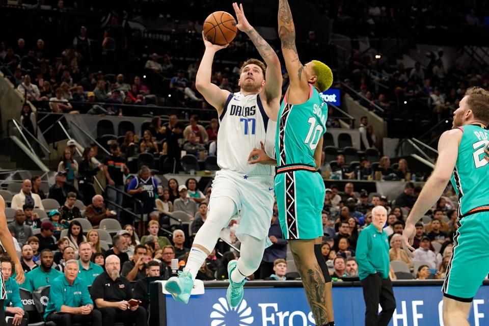 Dallas Mavericks guard Luka Doncic drives to the basket against San Antonio Spurs forward Jeremy Sochan.