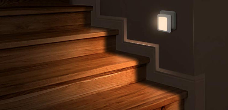Wer nachts unbeschadet dunkle Treppen hochgehen will, ist mit einem Nachtlicht gut beraten. Unser Lieblingsprodukt stellt sich sogar eigenständig an und wieder aus. (Bild: Amazon)